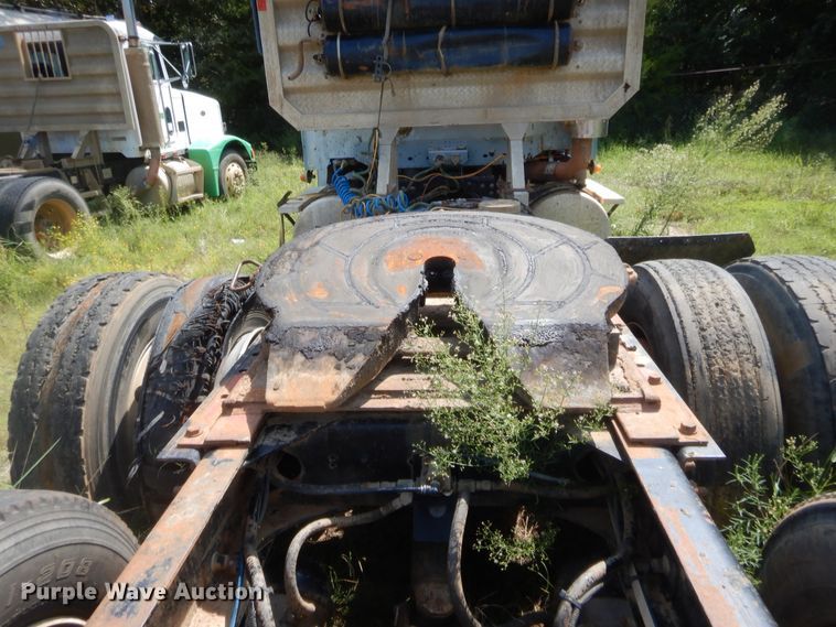 image for item DJ2007 2007 Freightliner Columbia  semi truck