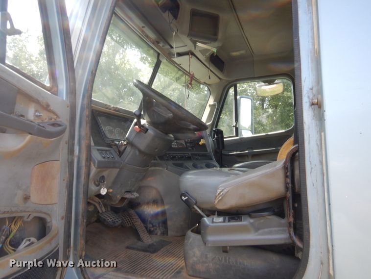 image for item DJ2007 2007 Freightliner Columbia  semi truck