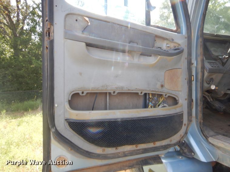 image for item DJ2007 2007 Freightliner Columbia  semi truck