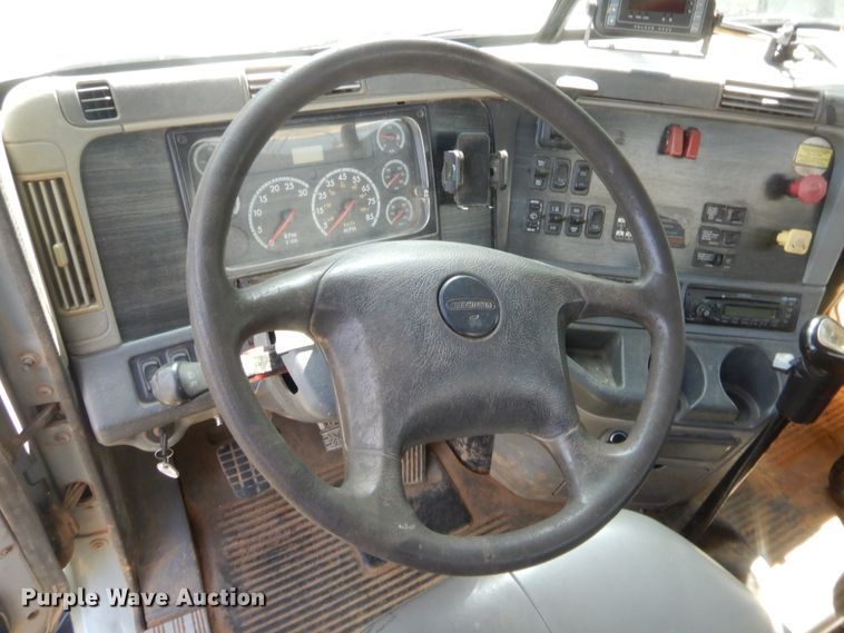 image for item DJ2007 2007 Freightliner Columbia  semi truck