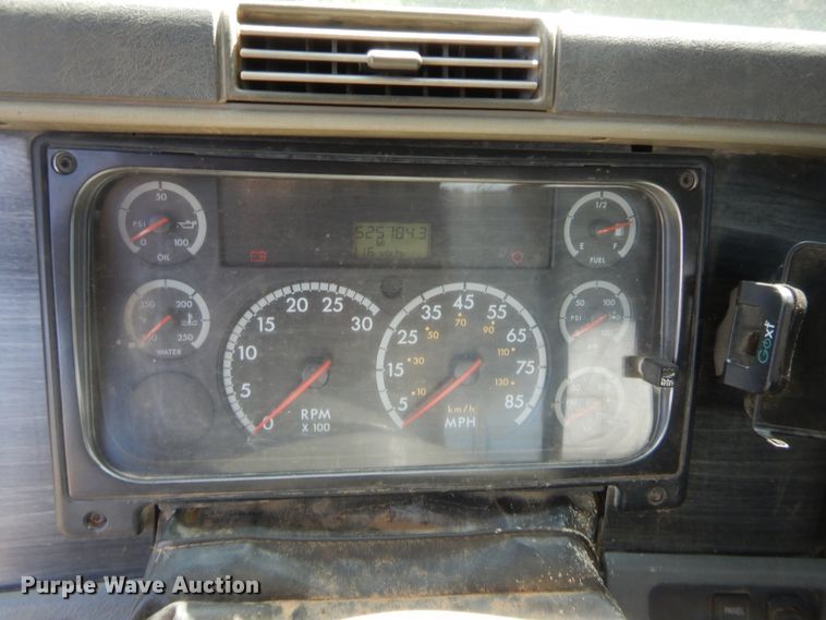 image for item DJ2007 2007 Freightliner Columbia  semi truck