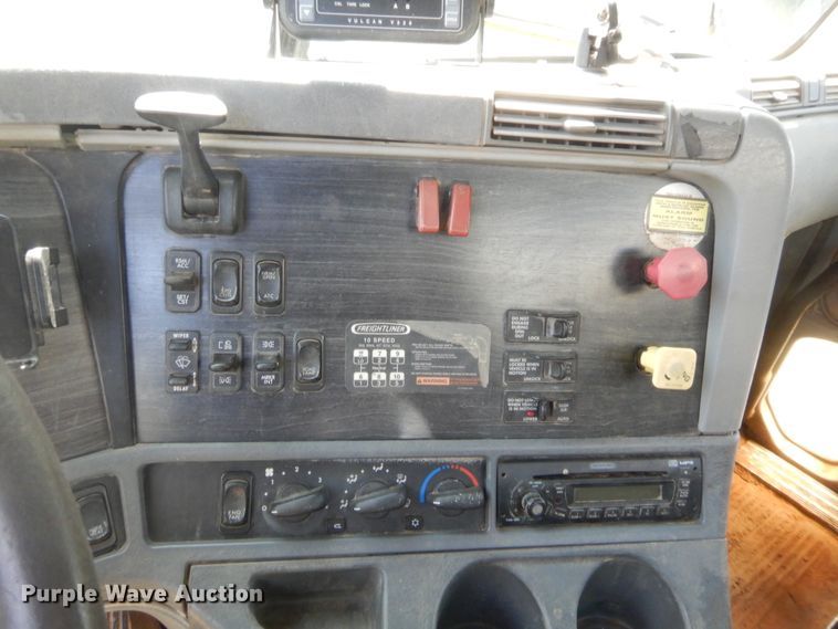 image for item DJ2007 2007 Freightliner Columbia  semi truck