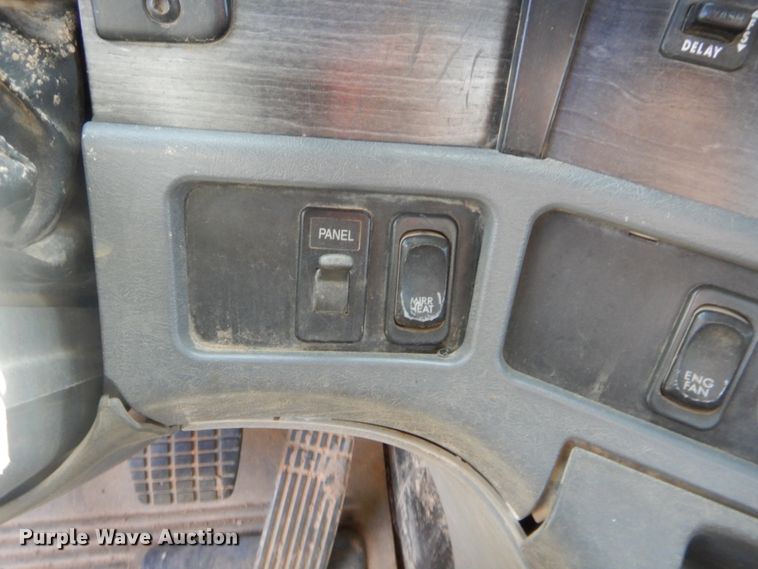 image for item DJ2007 2007 Freightliner Columbia  semi truck