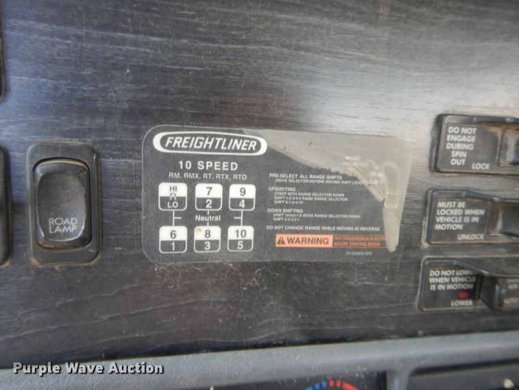 image for item DJ2007 2007 Freightliner Columbia  semi truck