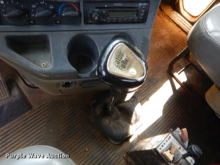 image for item DJ2007 2007 Freightliner Columbia  semi truck