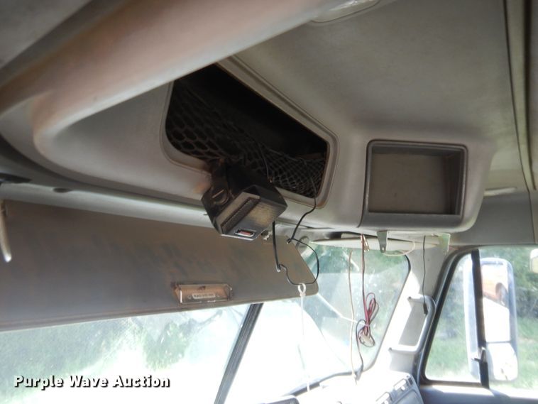 image for item DJ2007 2007 Freightliner Columbia  semi truck