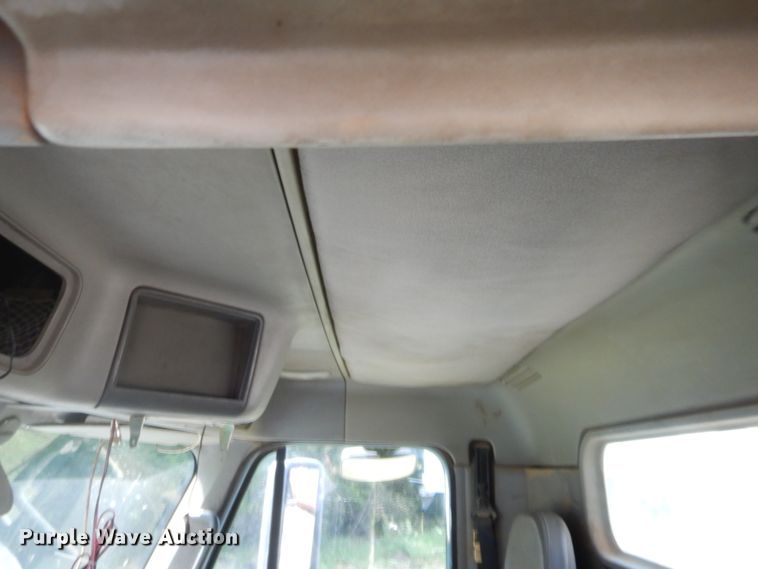 image for item DJ2007 2007 Freightliner Columbia  semi truck