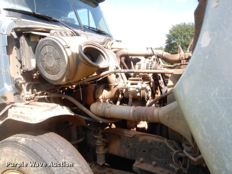 image for item DJ2007 2007 Freightliner Columbia  semi truck