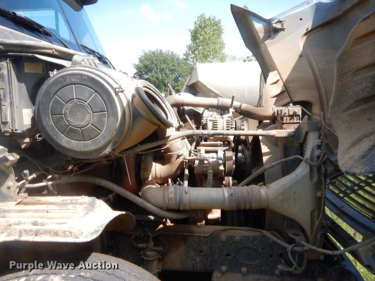 image for item DJ2007 2007 Freightliner Columbia  semi truck