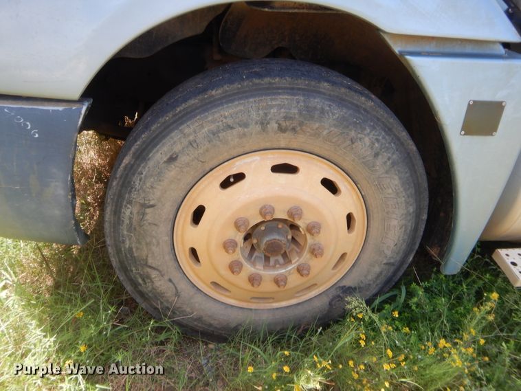 image for item DJ2007 2007 Freightliner Columbia  semi truck