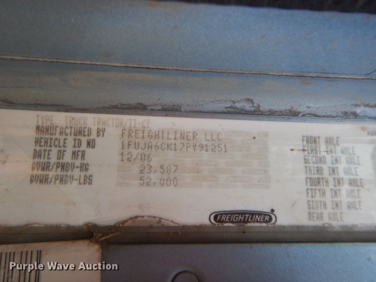 image for item DJ2007 2007 Freightliner Columbia  semi truck