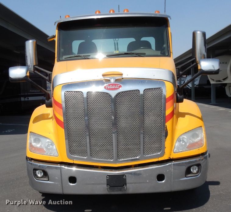 image for item DJ6530 2016 Peterbilt 579  semi truck