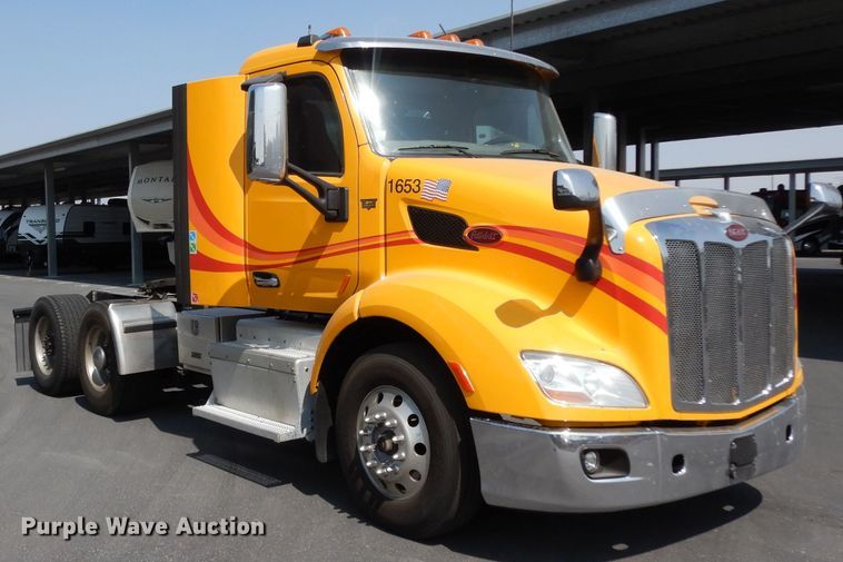 image for item DJ6530 2016 Peterbilt 579  semi truck