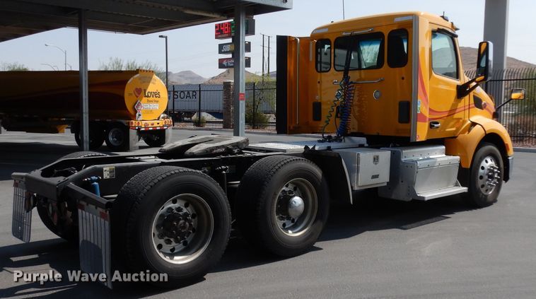 image for item DJ6530 2016 Peterbilt 579  semi truck