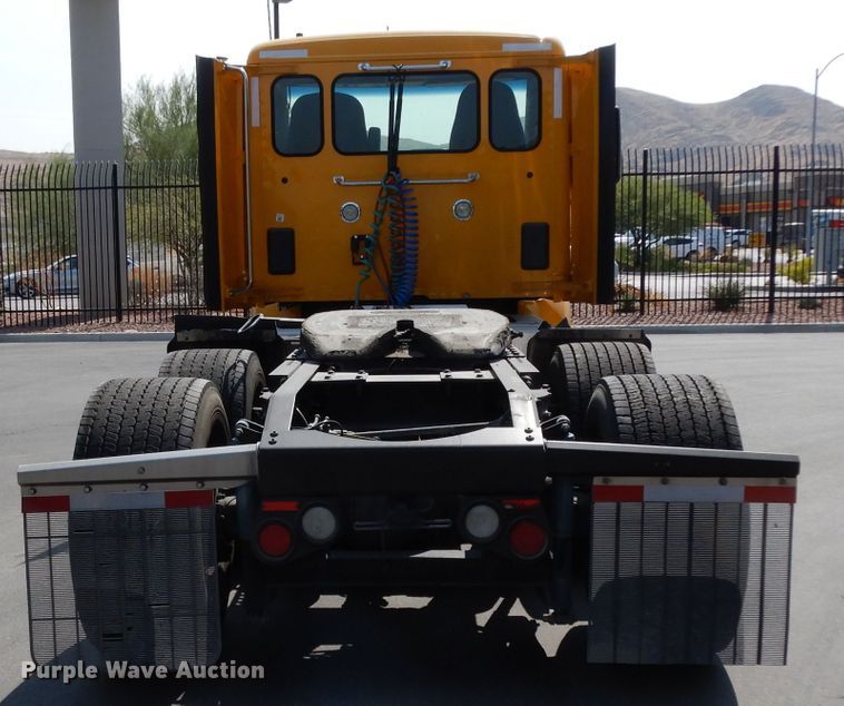 image for item DJ6530 2016 Peterbilt 579  semi truck