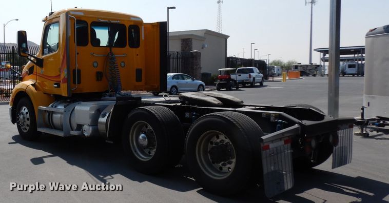 image for item DJ6530 2016 Peterbilt 579  semi truck