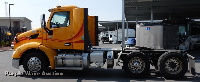 image for item DJ6530 2016 Peterbilt 579  semi truck