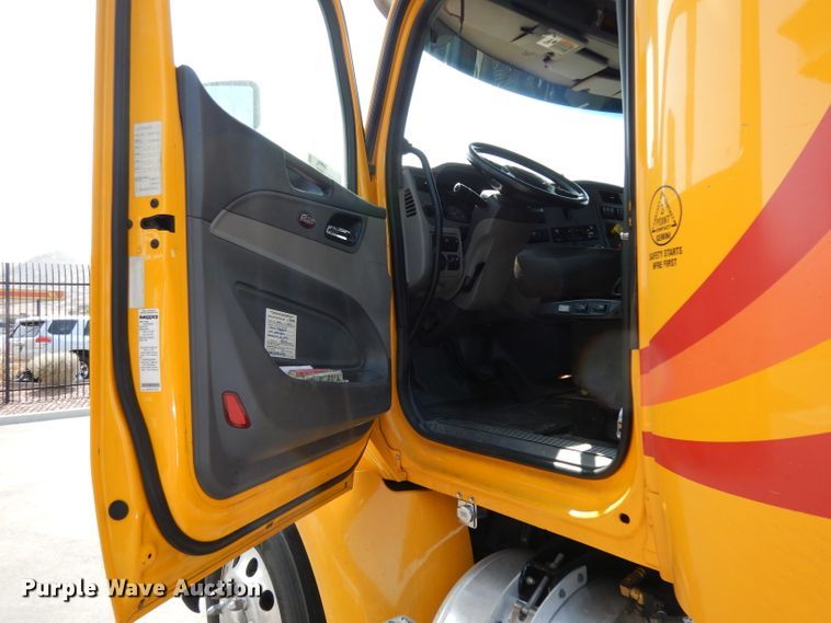 image for item DJ6530 2016 Peterbilt 579  semi truck