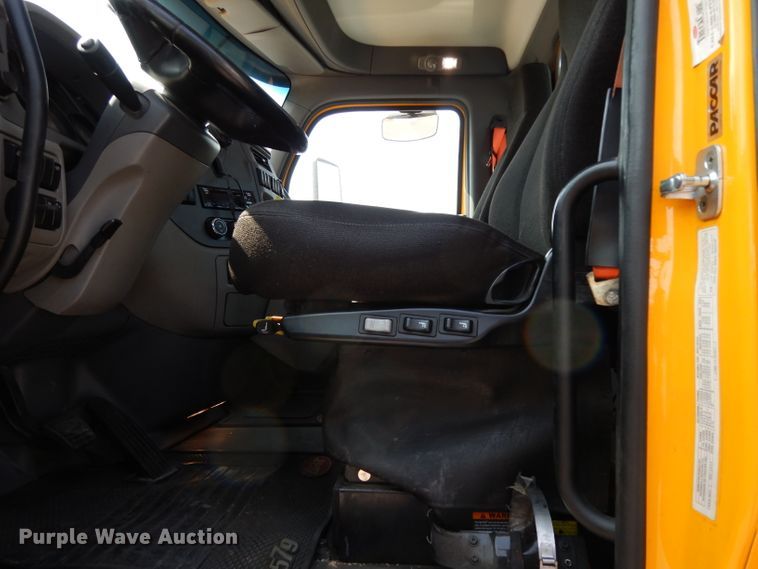 image for item DJ6530 2016 Peterbilt 579  semi truck