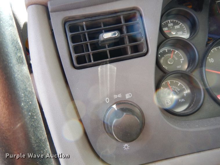 image for item DJ6530 2016 Peterbilt 579  semi truck