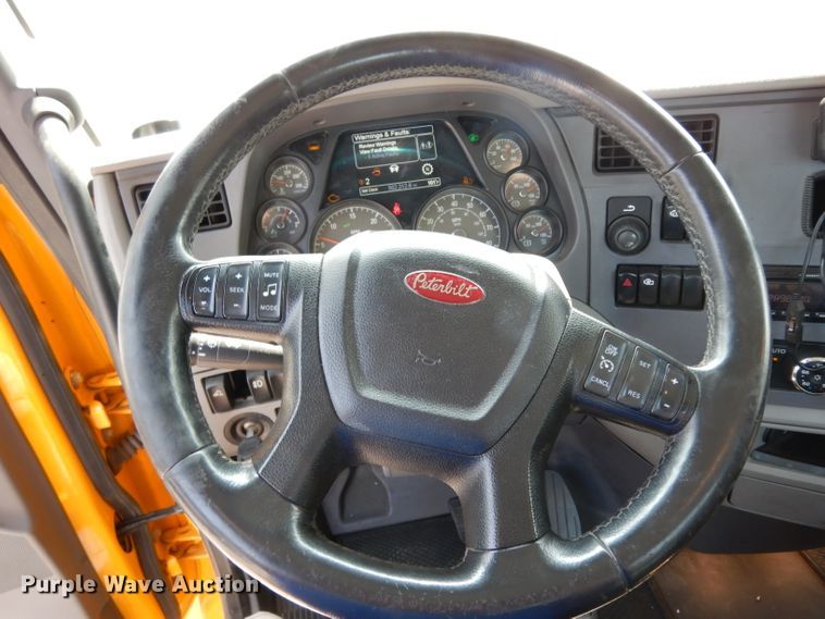 image for item DJ6530 2016 Peterbilt 579  semi truck