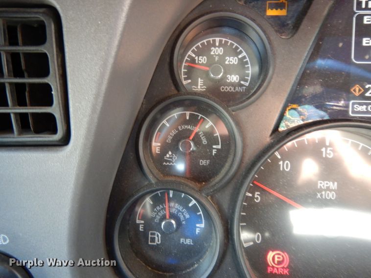 image for item DJ6530 2016 Peterbilt 579  semi truck