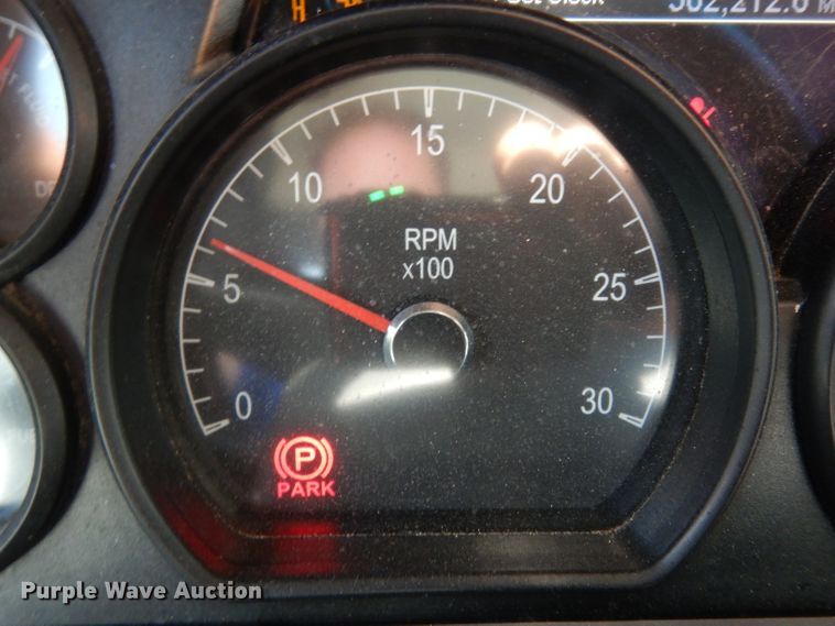 image for item DJ6530 2016 Peterbilt 579  semi truck