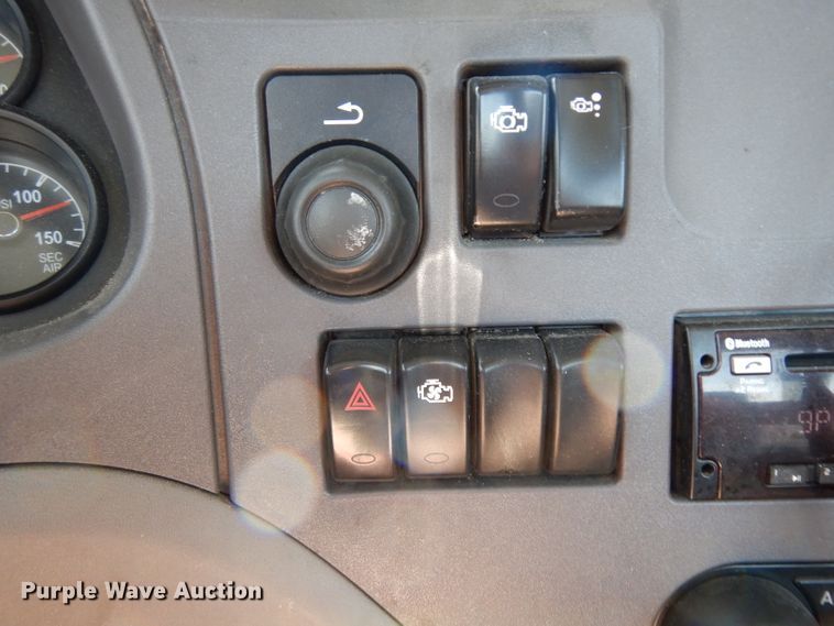 image for item DJ6530 2016 Peterbilt 579  semi truck