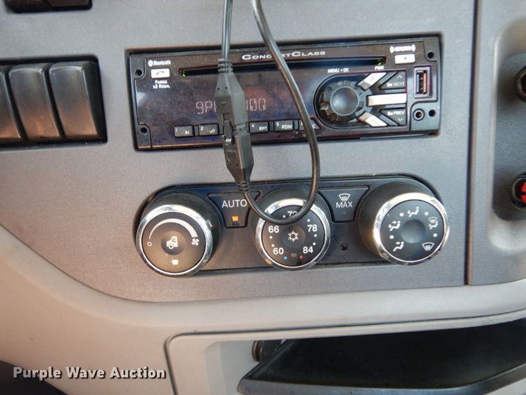 image for item DJ6530 2016 Peterbilt 579  semi truck