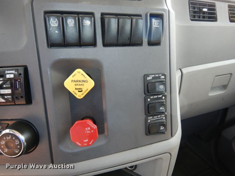 image for item DJ6530 2016 Peterbilt 579  semi truck