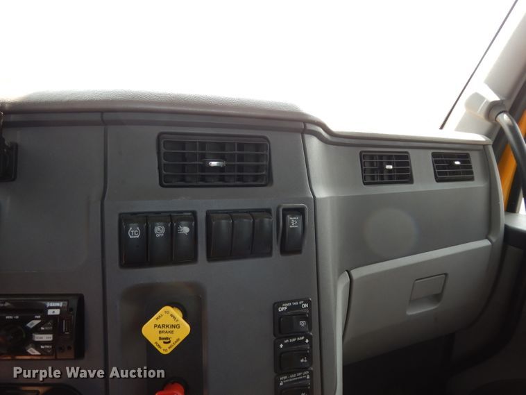 image for item DJ6530 2016 Peterbilt 579  semi truck