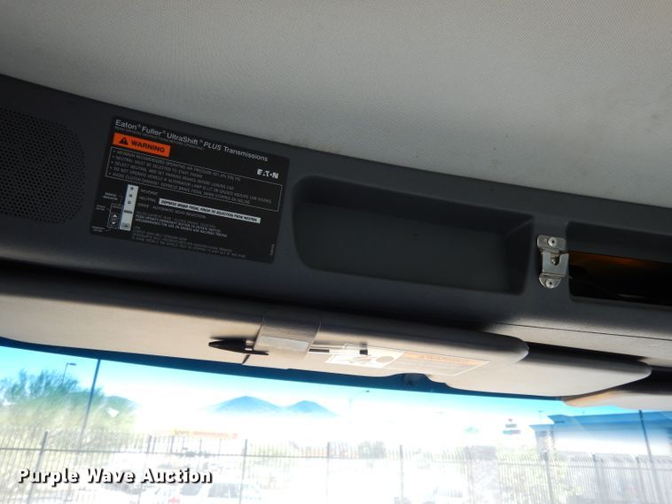 image for item DJ6530 2016 Peterbilt 579  semi truck