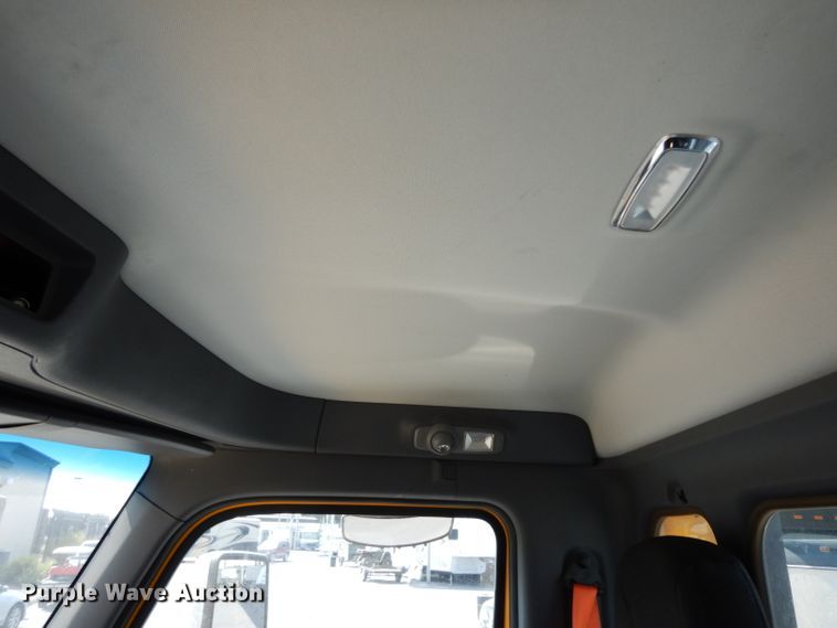 image for item DJ6530 2016 Peterbilt 579  semi truck