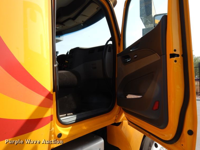 image for item DJ6530 2016 Peterbilt 579  semi truck
