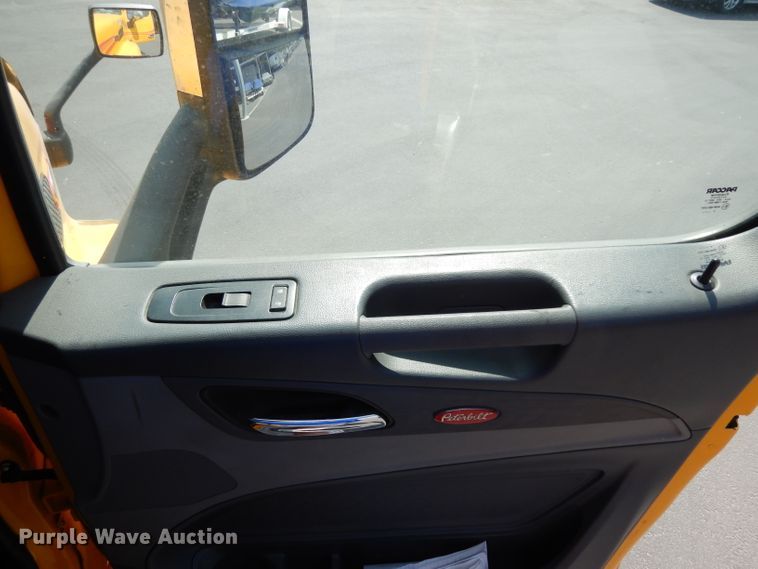 image for item DJ6530 2016 Peterbilt 579  semi truck