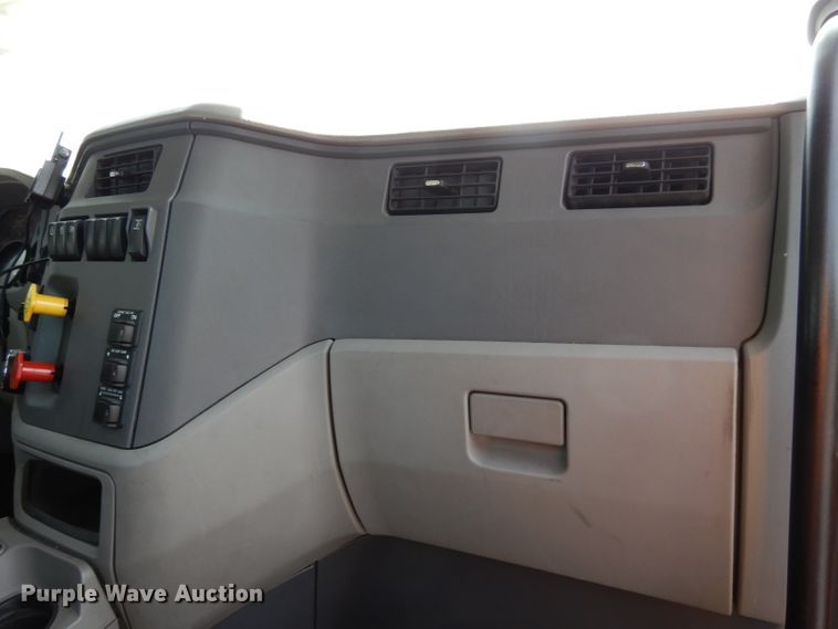 image for item DJ6530 2016 Peterbilt 579  semi truck