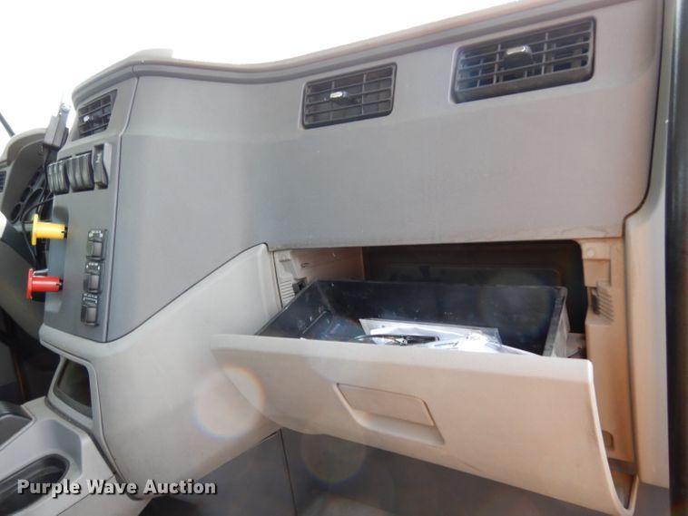 image for item DJ6530 2016 Peterbilt 579  semi truck