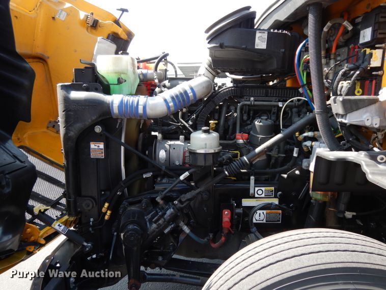 image for item DJ6530 2016 Peterbilt 579  semi truck