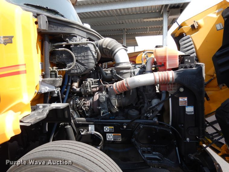 image for item DJ6530 2016 Peterbilt 579  semi truck