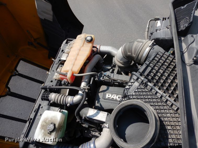 image for item DJ6530 2016 Peterbilt 579  semi truck