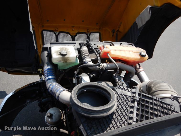 image for item DJ6530 2016 Peterbilt 579  semi truck