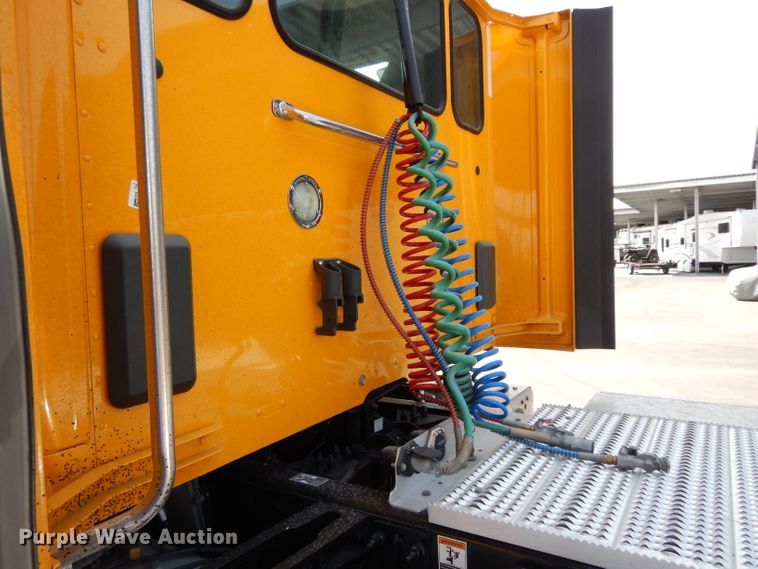 image for item DJ6530 2016 Peterbilt 579  semi truck