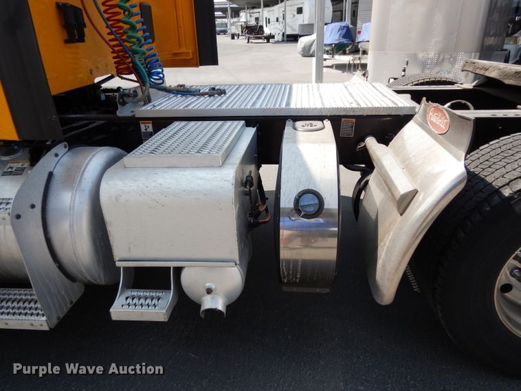 image for item DJ6530 2016 Peterbilt 579  semi truck