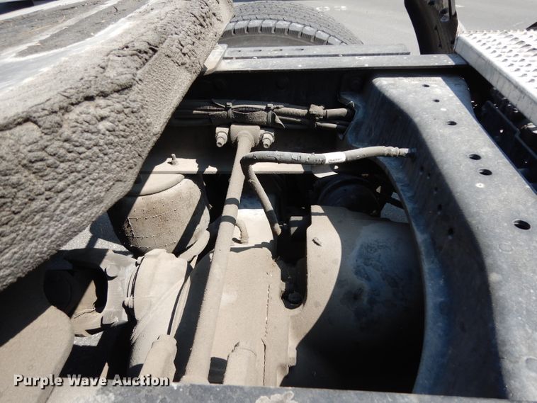 image for item DJ6530 2016 Peterbilt 579  semi truck