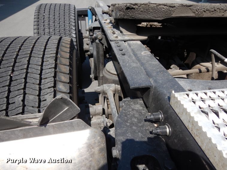 image for item DJ6530 2016 Peterbilt 579  semi truck