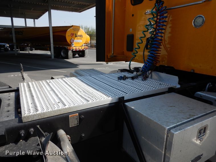 image for item DJ6530 2016 Peterbilt 579  semi truck