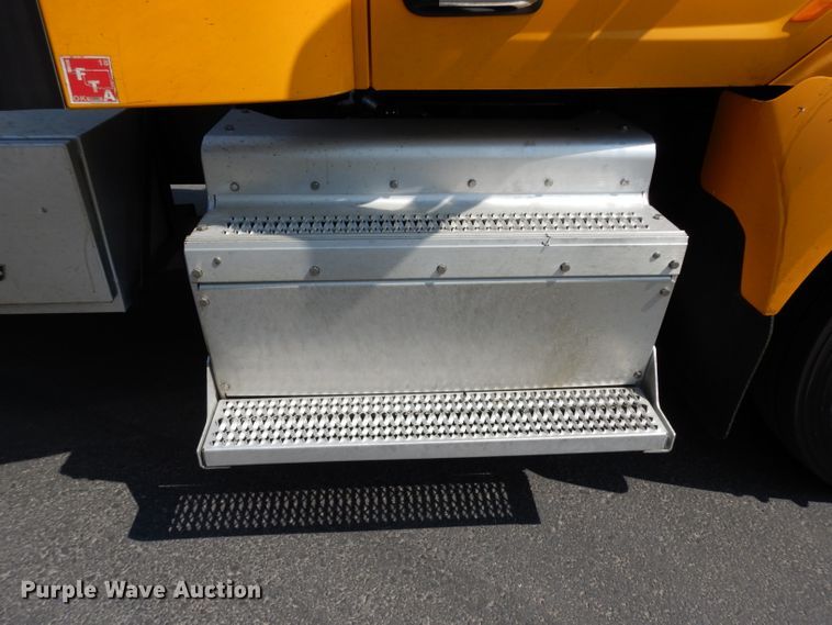 image for item DJ6530 2016 Peterbilt 579  semi truck