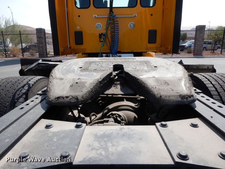 image for item DJ6530 2016 Peterbilt 579  semi truck