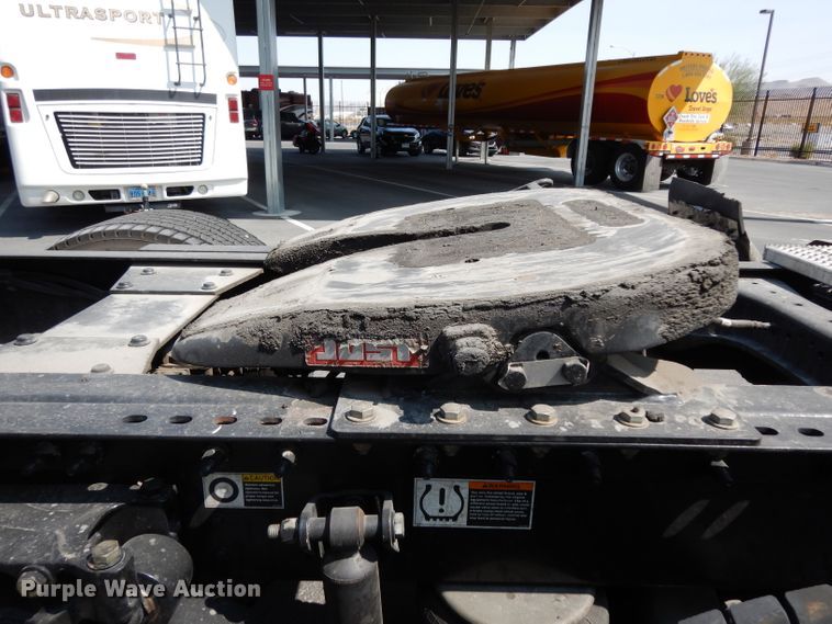 image for item DJ6530 2016 Peterbilt 579  semi truck