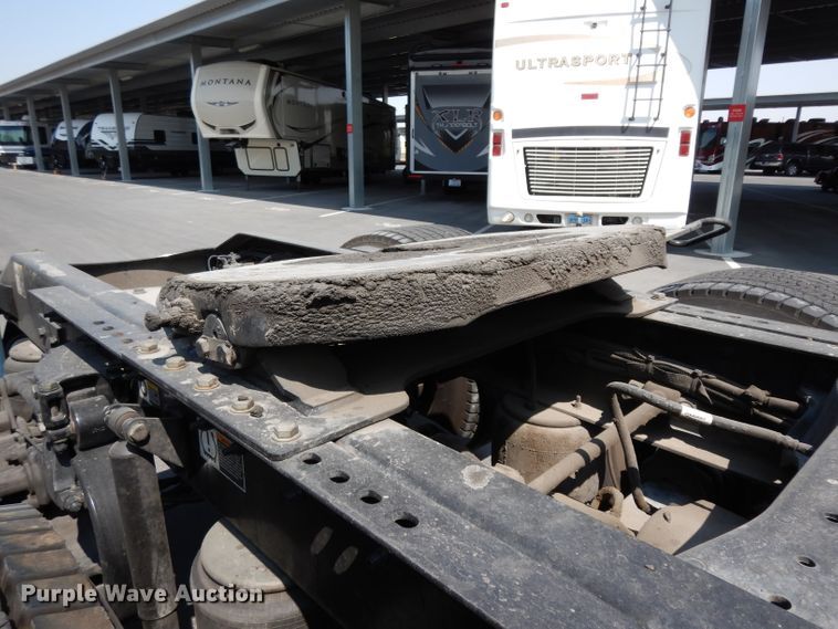 image for item DJ6530 2016 Peterbilt 579  semi truck